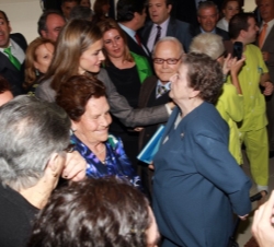 Doña Letizia conversa con un grupo de residentes del Centro